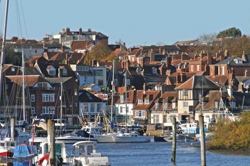 The Knightwood Oak A Luxury King Size En-Suite Space - Lymington New Forest With Totally Private Entrance - Key Box Entry - Free Parking & Private Outdoor Seating Area - Town ,Shops , Pubs & Solent Way Walking Distance & Complimentary Breakfast Items Zewnętrze zdjęcie