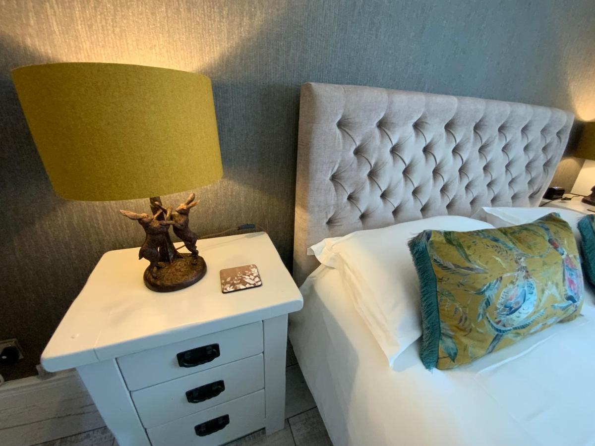 The Knightwood Oak A Luxury King Size En-Suite Space - Lymington New Forest With Totally Private Entrance - Key Box Entry - Free Parking & Private Outdoor Seating Area - Town ,Shops , Pubs & Solent Way Walking Distance & Complimentary Breakfast Items Zewnętrze zdjęcie