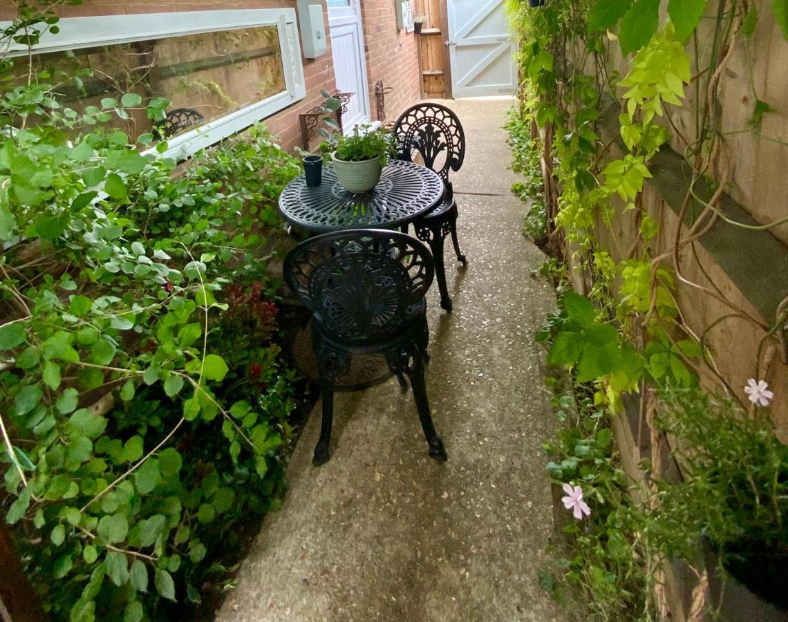 The Knightwood Oak A Luxury King Size En-Suite Space - Lymington New Forest With Totally Private Entrance - Key Box Entry - Free Parking & Private Outdoor Seating Area - Town ,Shops , Pubs & Solent Way Walking Distance & Complimentary Breakfast Items Zewnętrze zdjęcie