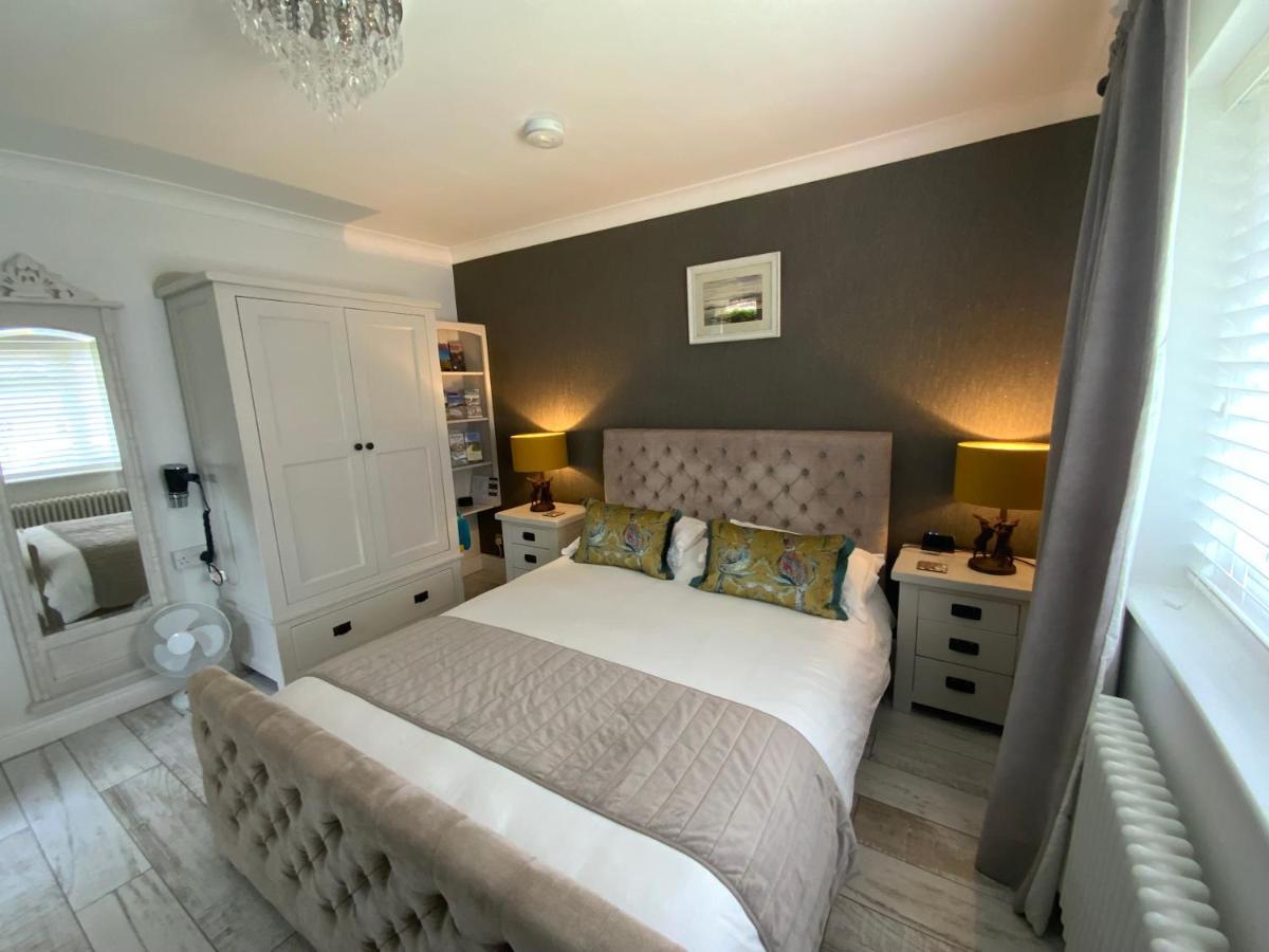 The Knightwood Oak A Luxury King Size En-Suite Space - Lymington New Forest With Totally Private Entrance - Key Box Entry - Free Parking & Private Outdoor Seating Area - Town ,Shops , Pubs & Solent Way Walking Distance & Complimentary Breakfast Items Zewnętrze zdjęcie
