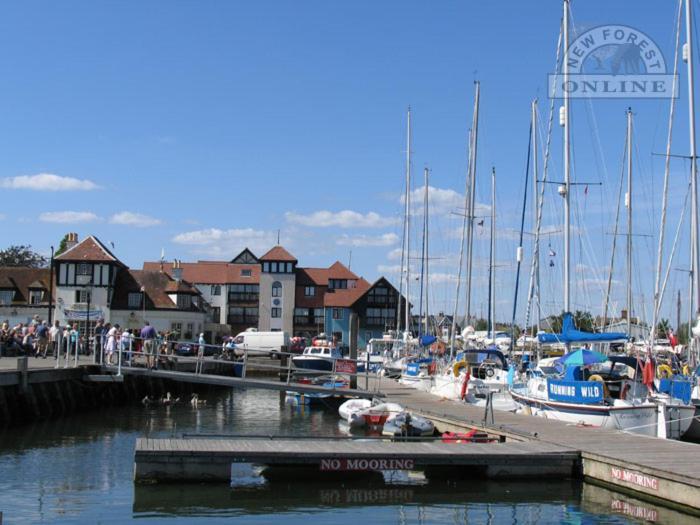 The Knightwood Oak A Luxury King Size En-Suite Space - Lymington New Forest With Totally Private Entrance - Key Box Entry - Free Parking & Private Outdoor Seating Area - Town ,Shops , Pubs & Solent Way Walking Distance & Complimentary Breakfast Items Zewnętrze zdjęcie