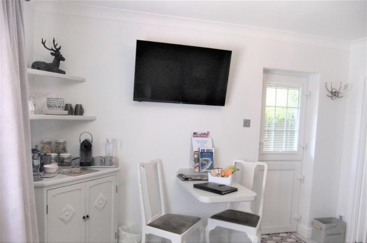 The Knightwood Oak A Luxury King Size En-Suite Space - Lymington New Forest With Totally Private Entrance - Key Box Entry - Free Parking & Private Outdoor Seating Area - Town ,Shops , Pubs & Solent Way Walking Distance & Complimentary Breakfast Items Zewnętrze zdjęcie