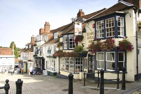 The Knightwood Oak A Luxury King Size En-Suite Space - Lymington New Forest With Totally Private Entrance - Key Box Entry - Free Parking & Private Outdoor Seating Area - Town ,Shops , Pubs & Solent Way Walking Distance & Complimentary Breakfast Items Zewnętrze zdjęcie
